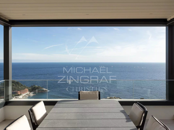 Vue panoramique sur la mer depuis un penthouse à Roquebrune-Cap-Martin.