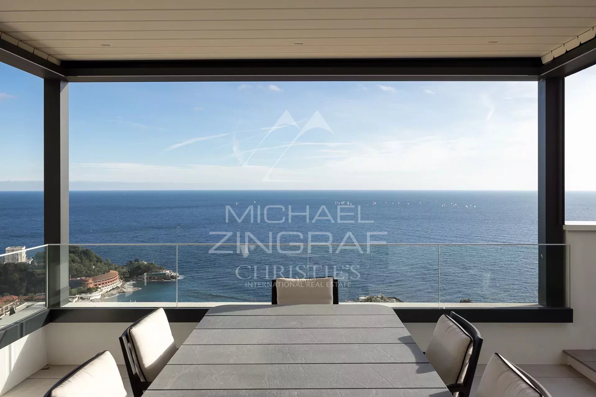 Penthouse avec vue sur la mer Vue panoramique sur la mer depuis un penthouse à Roquebrune-Cap-Martin.