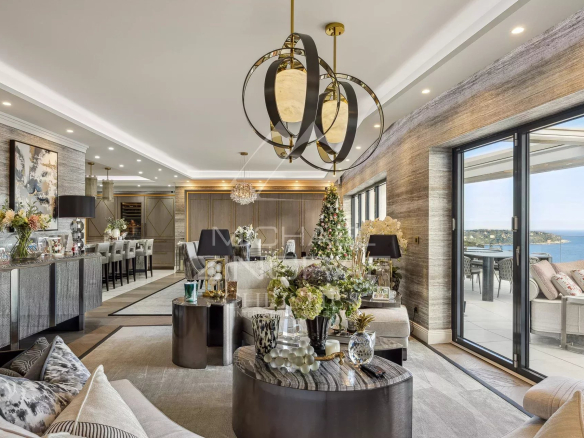 Intérieur d'un penthouse moderne avec vue sur la mer, décoré pour les fêtes, à Roquebrune-Cap-Martin.