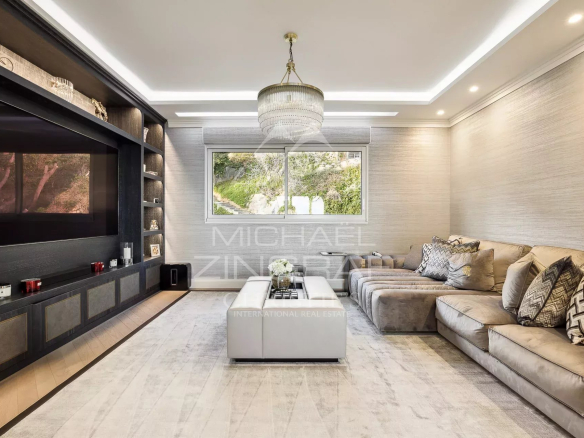 Intérieur d'un penthouse moderne avec un salon lumineux et élégant à Roquebrune-Cap-Martin.