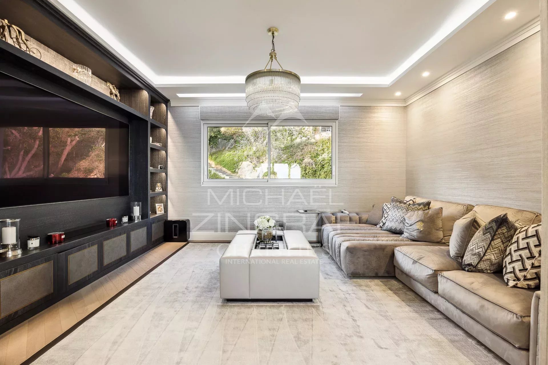 Salon d’un penthouse à Roquebrune-Cap-Martin Intérieur d'un penthouse moderne avec un salon lumineux et élégant à Roquebrune-Cap-Martin.