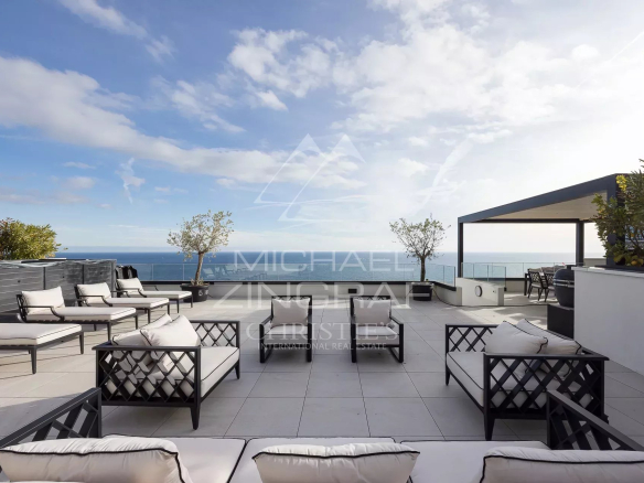 Terrasse ensoleillée avec vue sur la mer et Monaco, mobilier de jardin moderne.