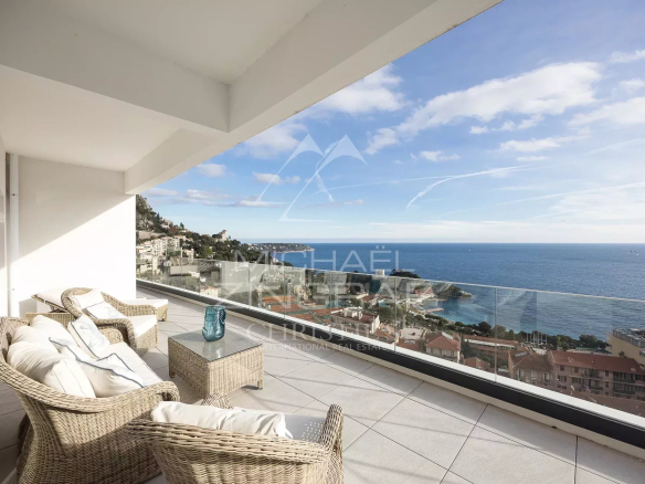 Terrasse d'un penthouse avec vue panoramique sur la mer à Roquebrune-Cap-Martin.