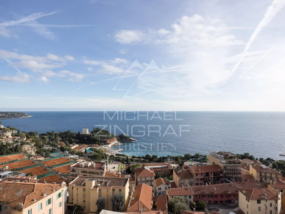 Vue panoramique sur la mer depuis un penthouse à Roquebrune-Cap-Martin.