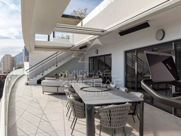 Terrasse d'un penthouse avec mobilier moderne et vue sur la mer à Roquebrune-Cap-Martin.