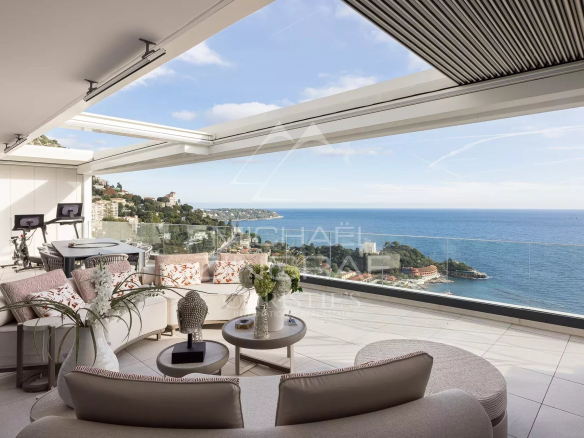 Penthouse avec vue panoramique sur la mer et Monaco, salon lumineux avec mobilier moderne.
