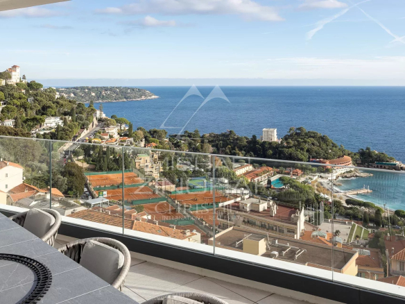 Vue panoramique sur la mer depuis un penthouse à Roquebrune-Cap-Martin.