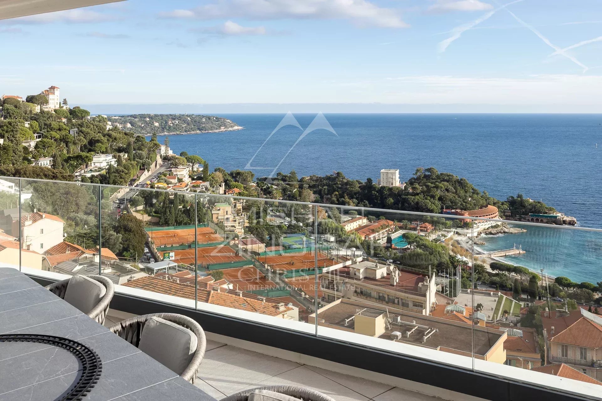 Penthouse avec vue mer à Roquebrune-Cap-Martin Vue panoramique sur la mer depuis un penthouse à Roquebrune-Cap-Martin.