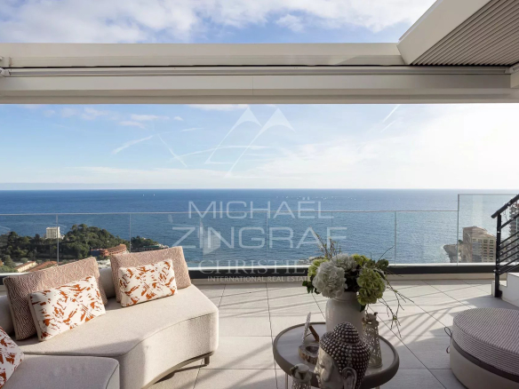 Penthouse avec solarium et vue panoramique sur la mer à Roquebrune-Cap-Martin.