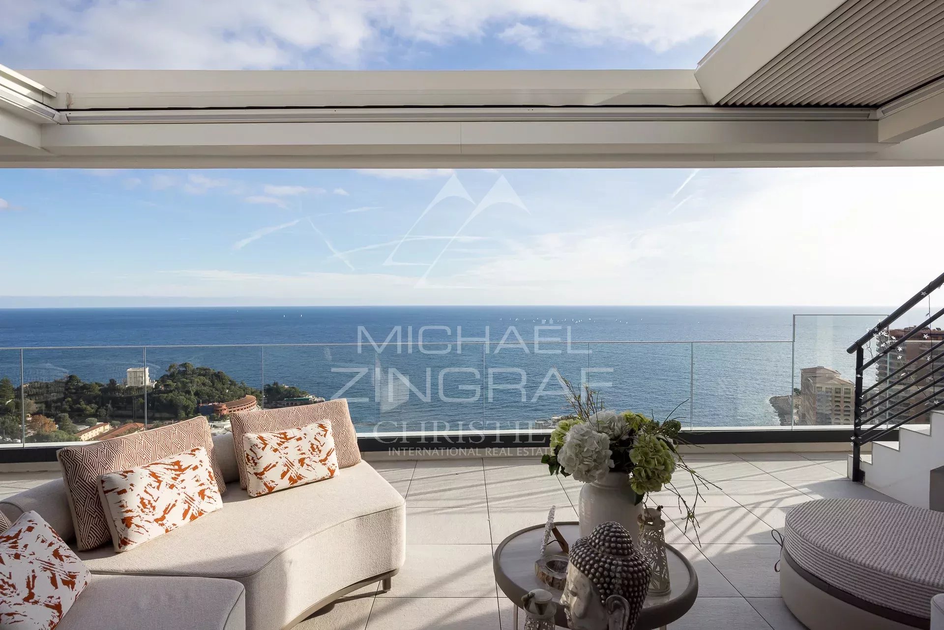 Penthouse avec vue mer à Roquebrune-Cap-Martin Penthouse avec solarium et vue panoramique sur la mer à Roquebrune-Cap-Martin.