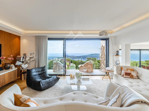 Intérieur d'une villa contemporaine avec vue sur la mer à Villefranche-sur-Mer.
