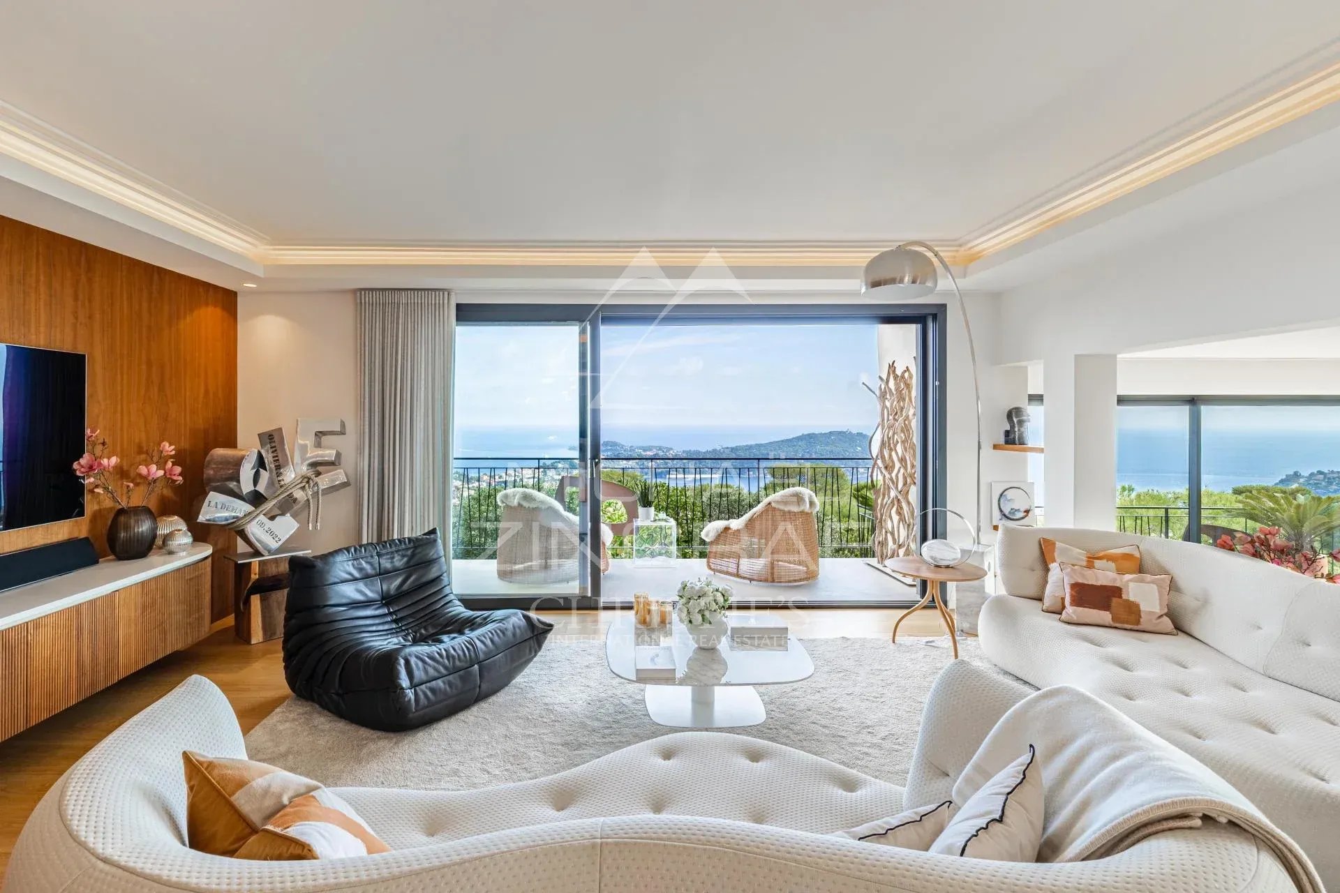 Villa contemporaine à Villefranche-sur-Mer Intérieur d'une villa contemporaine avec vue sur la mer à Villefranche-sur-Mer.