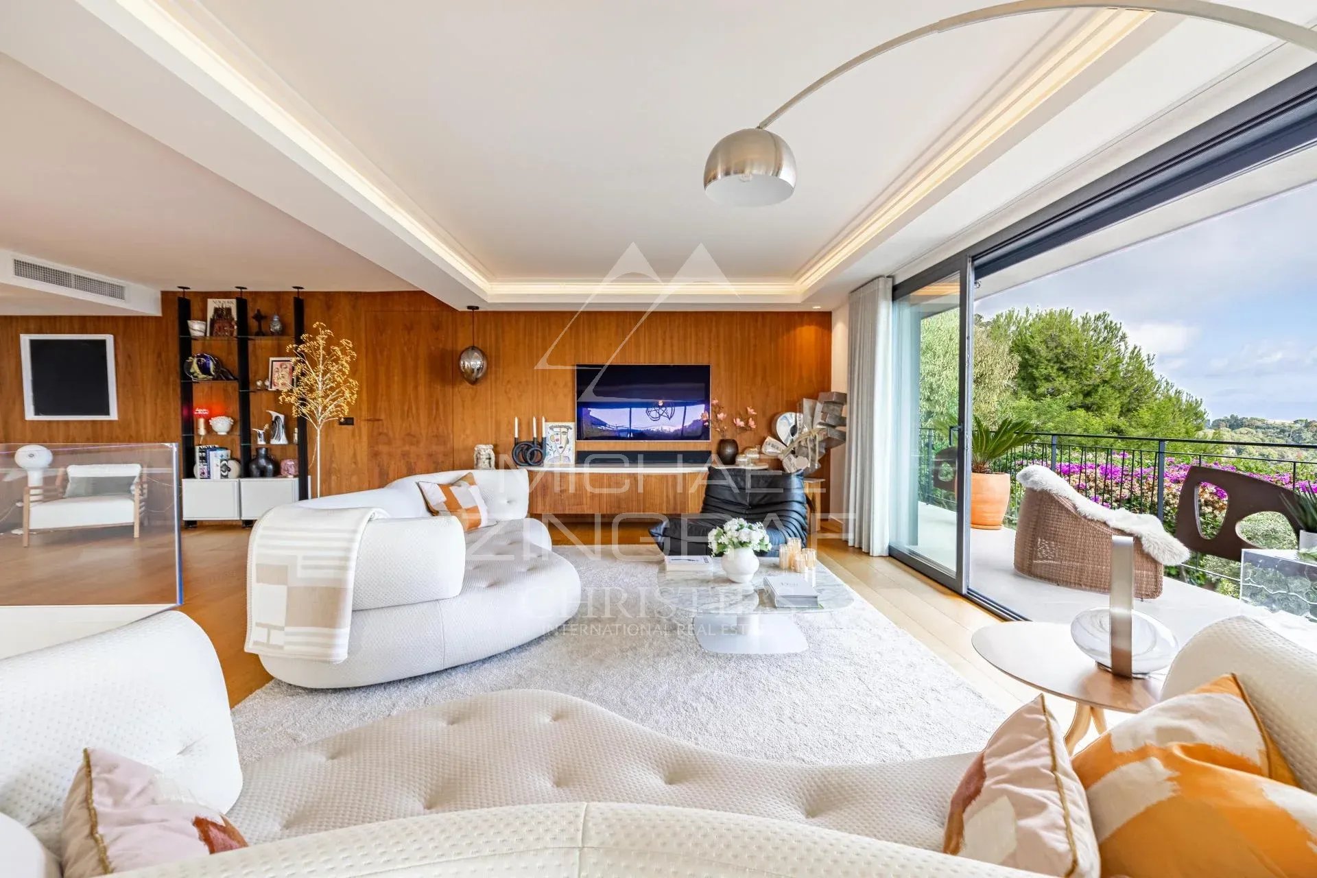 Intérieur d’une villa contemporaine à Villefranche-sur-Mer Intérieur d'une villa contemporaine avec vue sur la mer, salon lumineux et mobilier moderne.