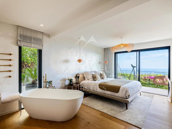 Chambre moderne avec baignoire, fenêtres donnant sur la mer à Villefranche-sur-Mer.