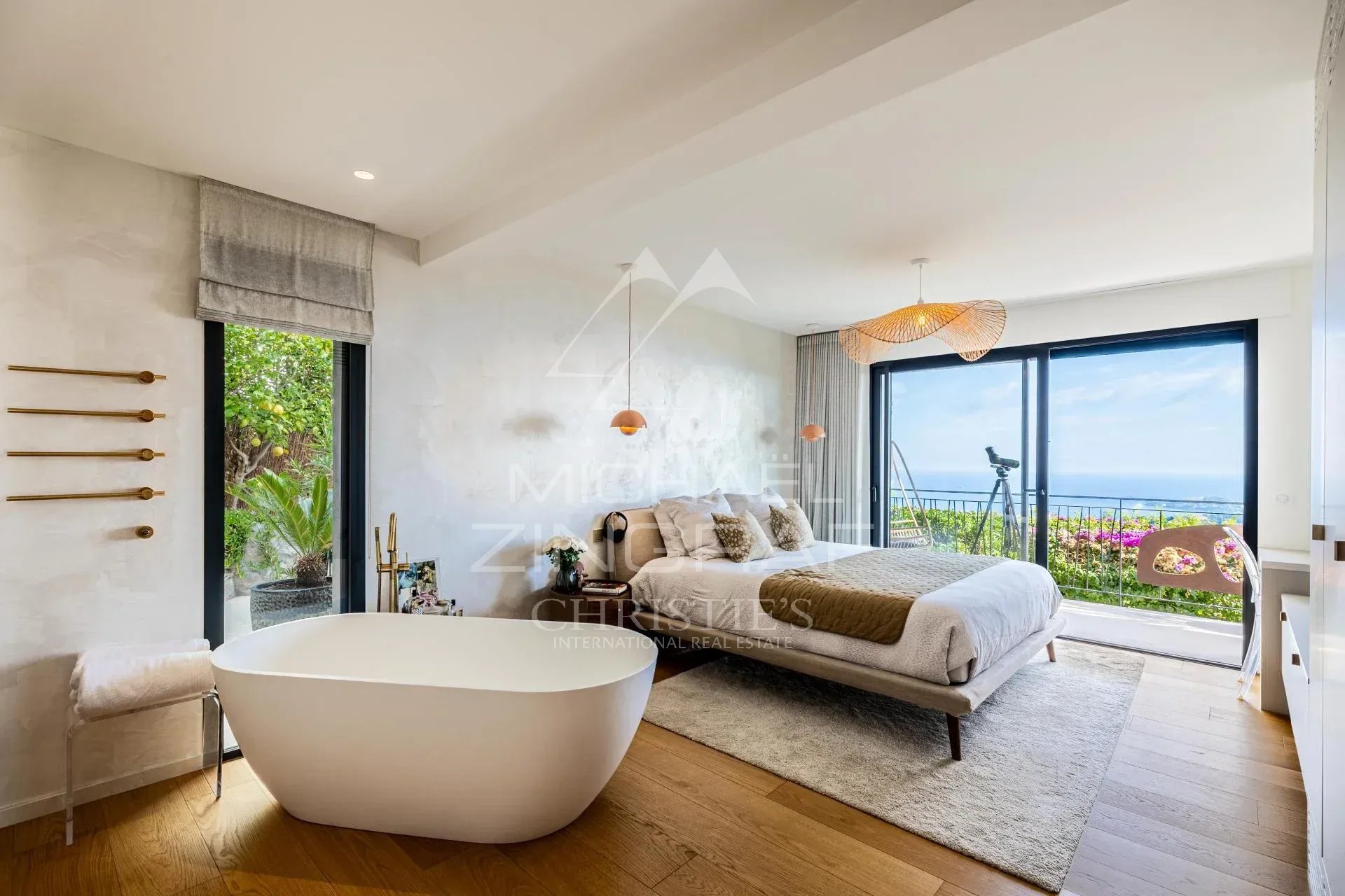 Chambre contemporaine avec vue sur la mer Chambre moderne avec baignoire, fenêtres donnant sur la mer à Villefranche-sur-Mer.
