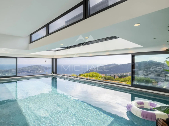Intérieur d'une villa contemporaine avec piscine et vue sur la mer à Villefranche-sur-Mer.