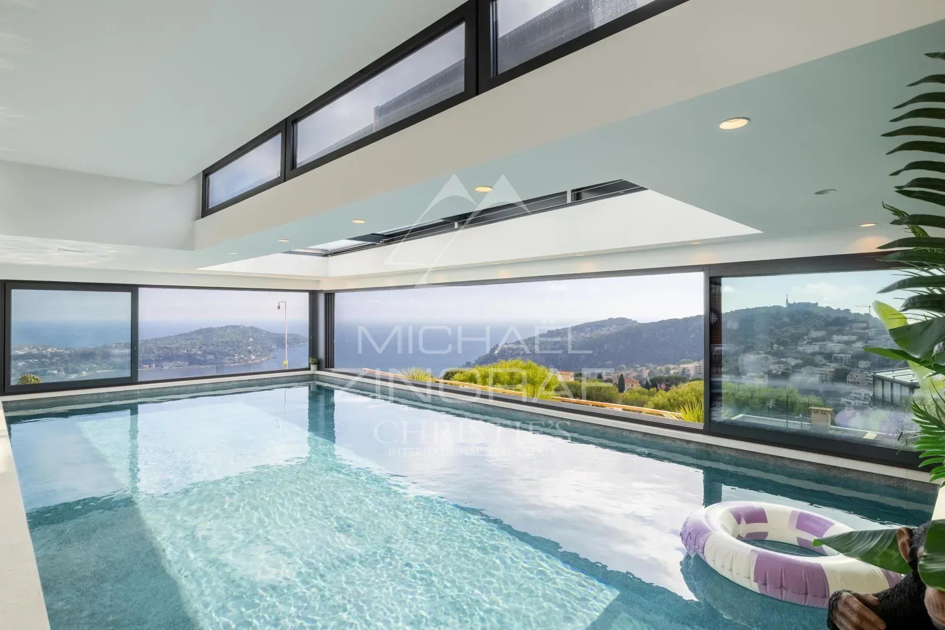 Villa contemporaine avec vue panoramique Intérieur d'une villa contemporaine avec piscine et vue sur la mer à Villefranche-sur-Mer.