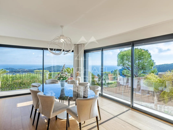 Salle à manger moderne avec vue sur la mer à Villefranche-sur-Mer.