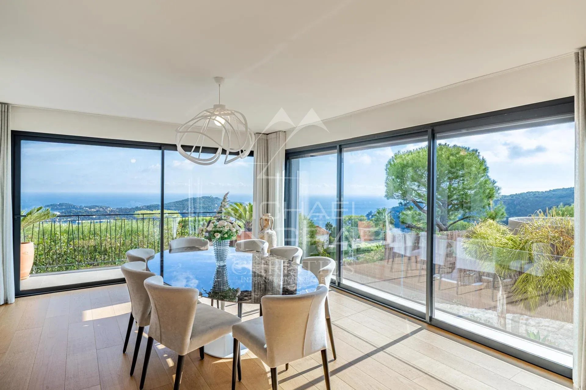 Salle à manger avec vue panoramique Salle à manger moderne avec vue sur la mer à Villefranche-sur-Mer.