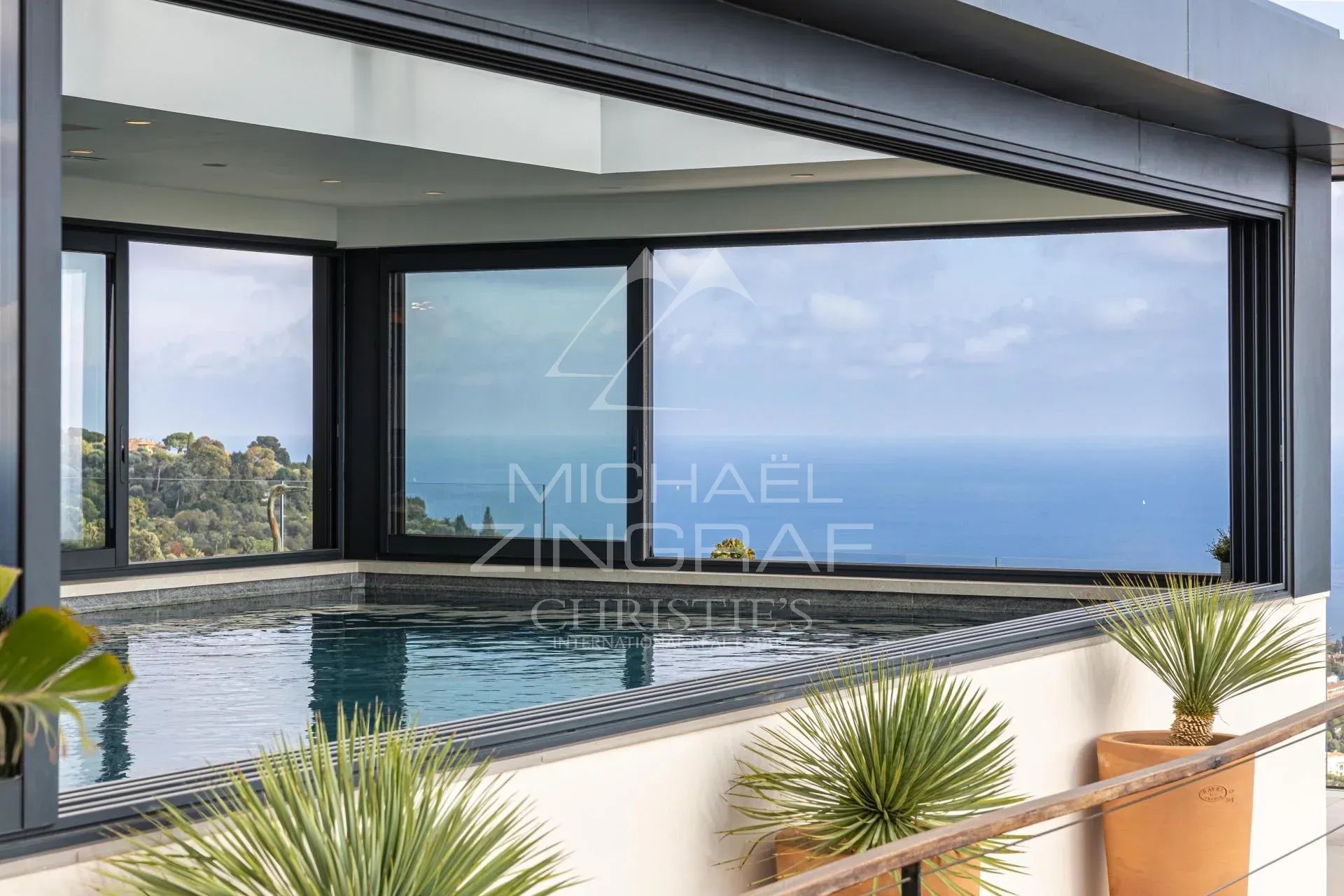 Villa contemporaine avec vue sur la mer Vue intérieure d'une villa contemporaine avec piscine et vue sur la mer.