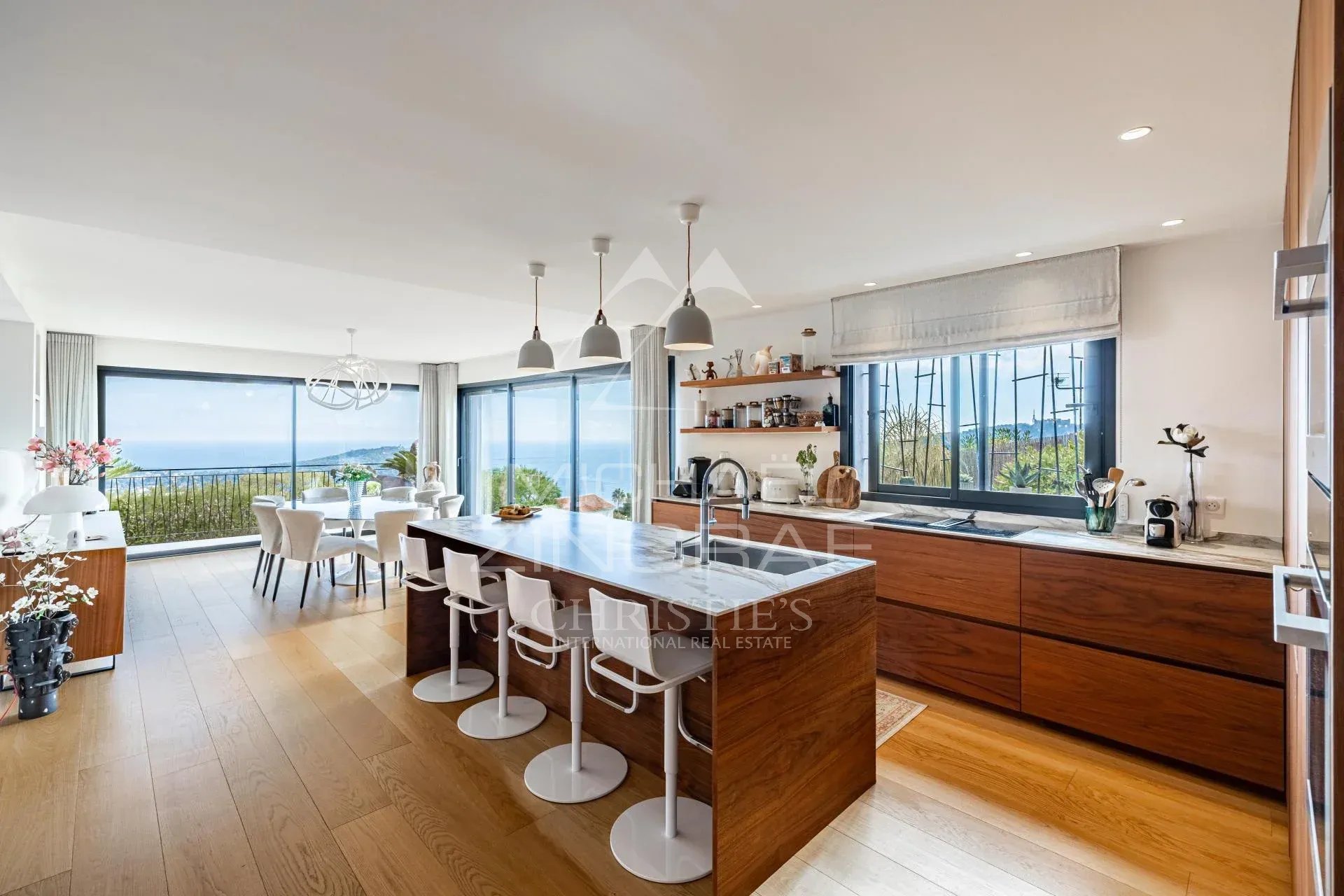 Intérieur d’une villa contemporaine à Villefranche-sur-Mer Intérieur d'une villa contemporaine avec cuisine moderne et vue sur la mer.