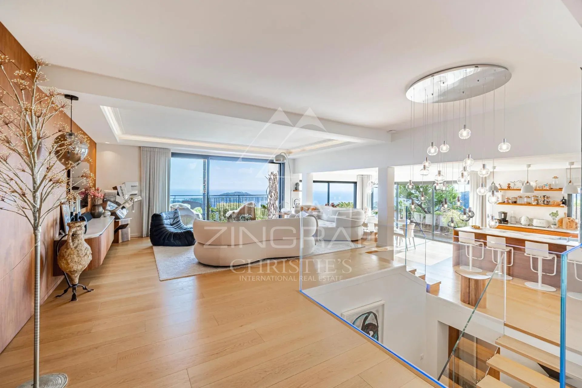 Intérieur d’une villa contemporaine à Villefranche-sur-Mer Intérieur d'une villa contemporaine avec vue sur la mer, salon spacieux et cuisine moderne.