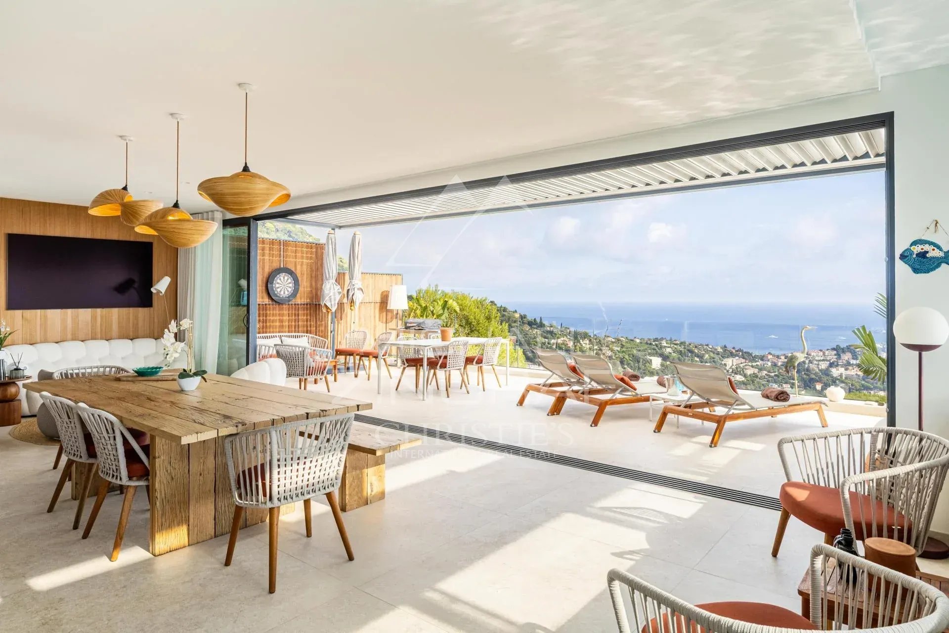 Villa contemporaine avec vue sur la Méditerranée Intérieur d'une villa contemporaine avec vue sur la mer, salon et salle à manger modernes.