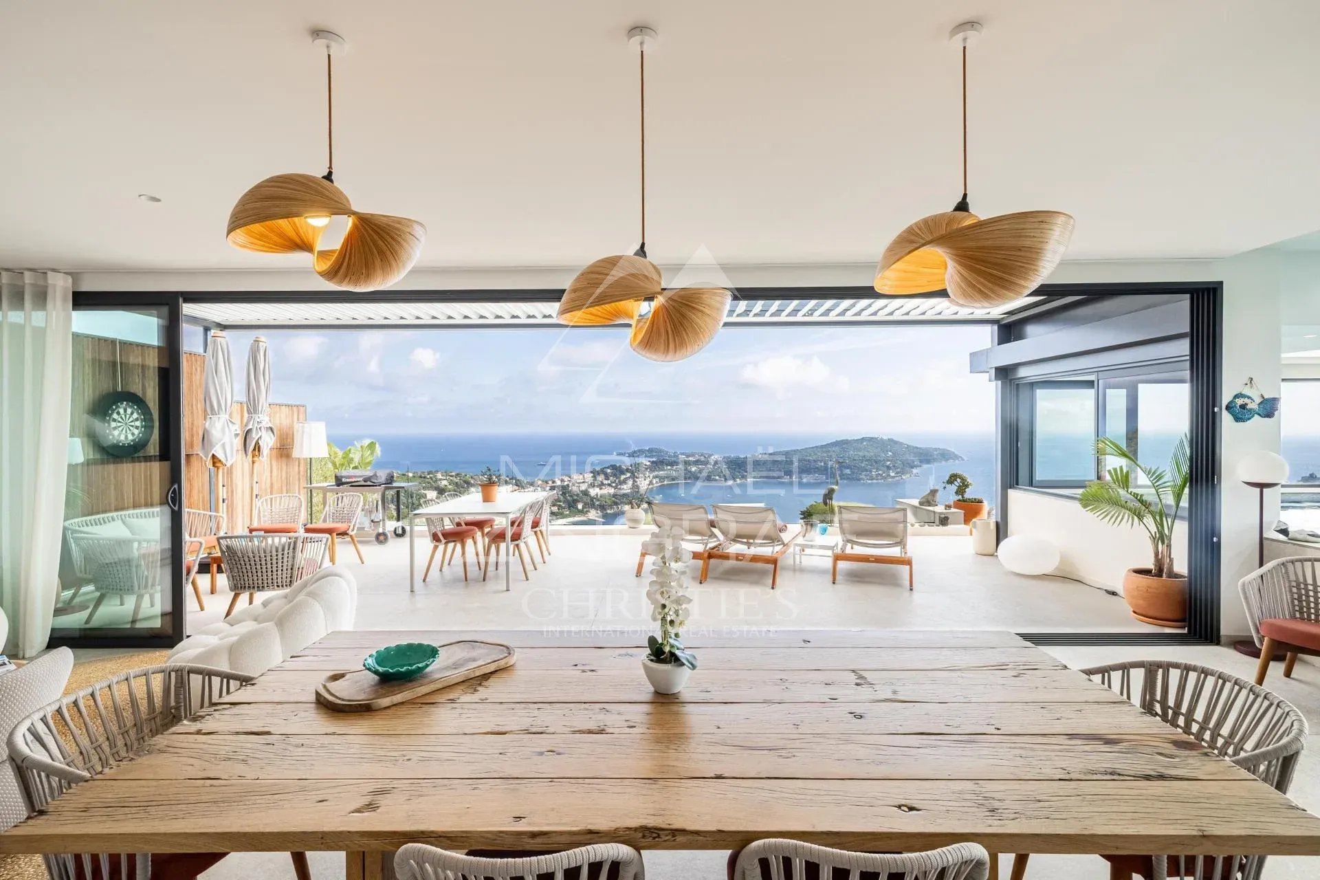 Villa contemporaine à Villefranche-sur-Mer Intérieur d'une villa contemporaine avec vue sur la mer, mobilier moderne et éclairage design.