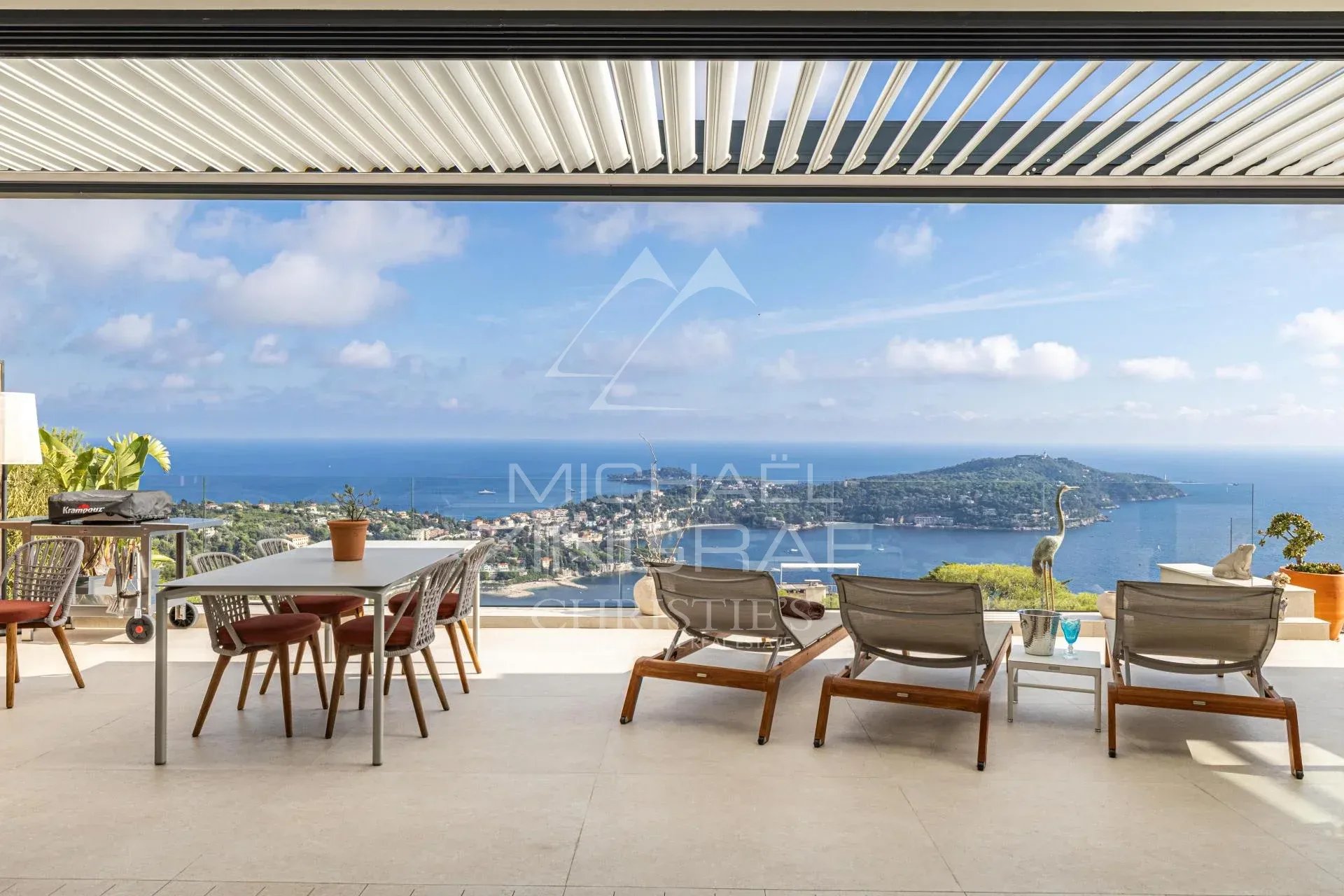 Villa contemporaine avec vue sur la rade Vue panoramique depuis une villa contemporaine avec terrasse à Villefranche-sur-Mer.