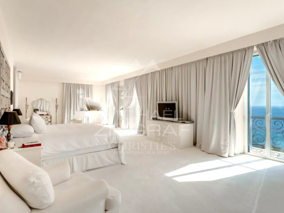 Chambre lumineuse d'une villa de style italien avec vue sur la mer à Èze-sur-Mer.