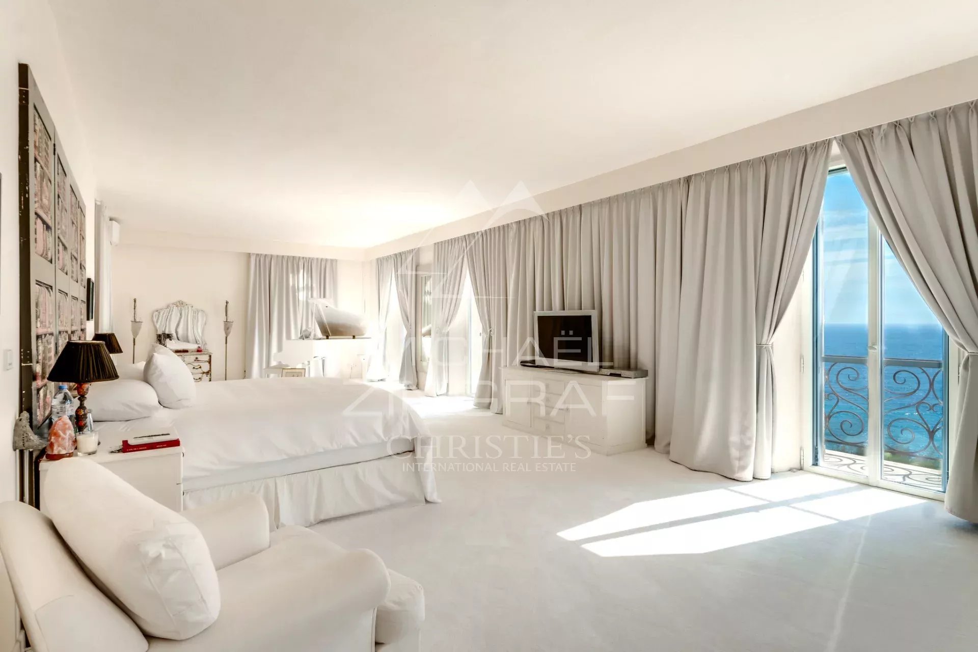 Chambre de villa à Èze-sur-Mer Chambre lumineuse d'une villa de style italien avec vue sur la mer à Èze-sur-Mer.