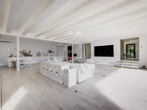 Intérieur d'une villa de style italien à Èze-sur-Mer, avec un salon spacieux et lumineux.