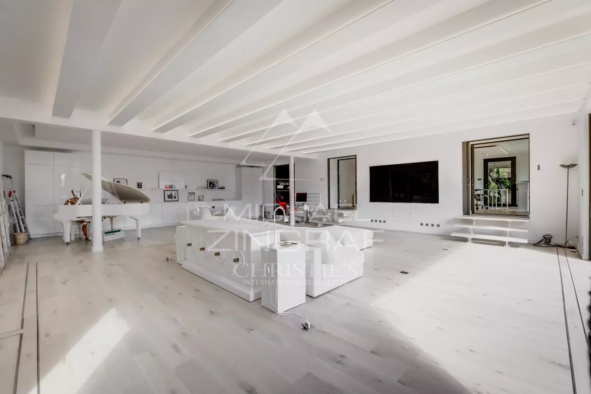 Intérieur de villa à Èze-sur-Mer Intérieur d'une villa de style italien à Èze-sur-Mer, avec un salon spacieux et lumineux.