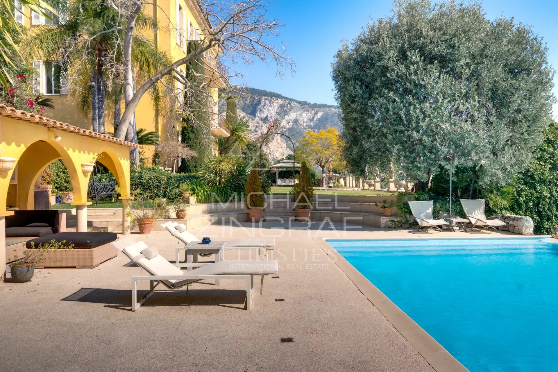 Villa italienne à Èze-sur-Mer Villa de style italien avec piscine à Èze-sur-Mer, entourée de verdure.
