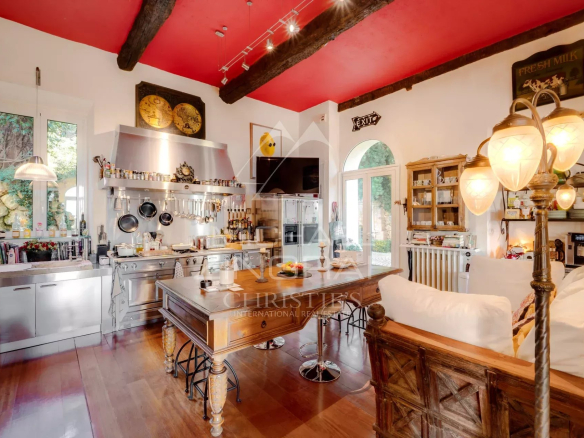 Intérieur d'une villa de style italien à Èze-sur-Mer, avec cuisine ouverte et décoration artistique.