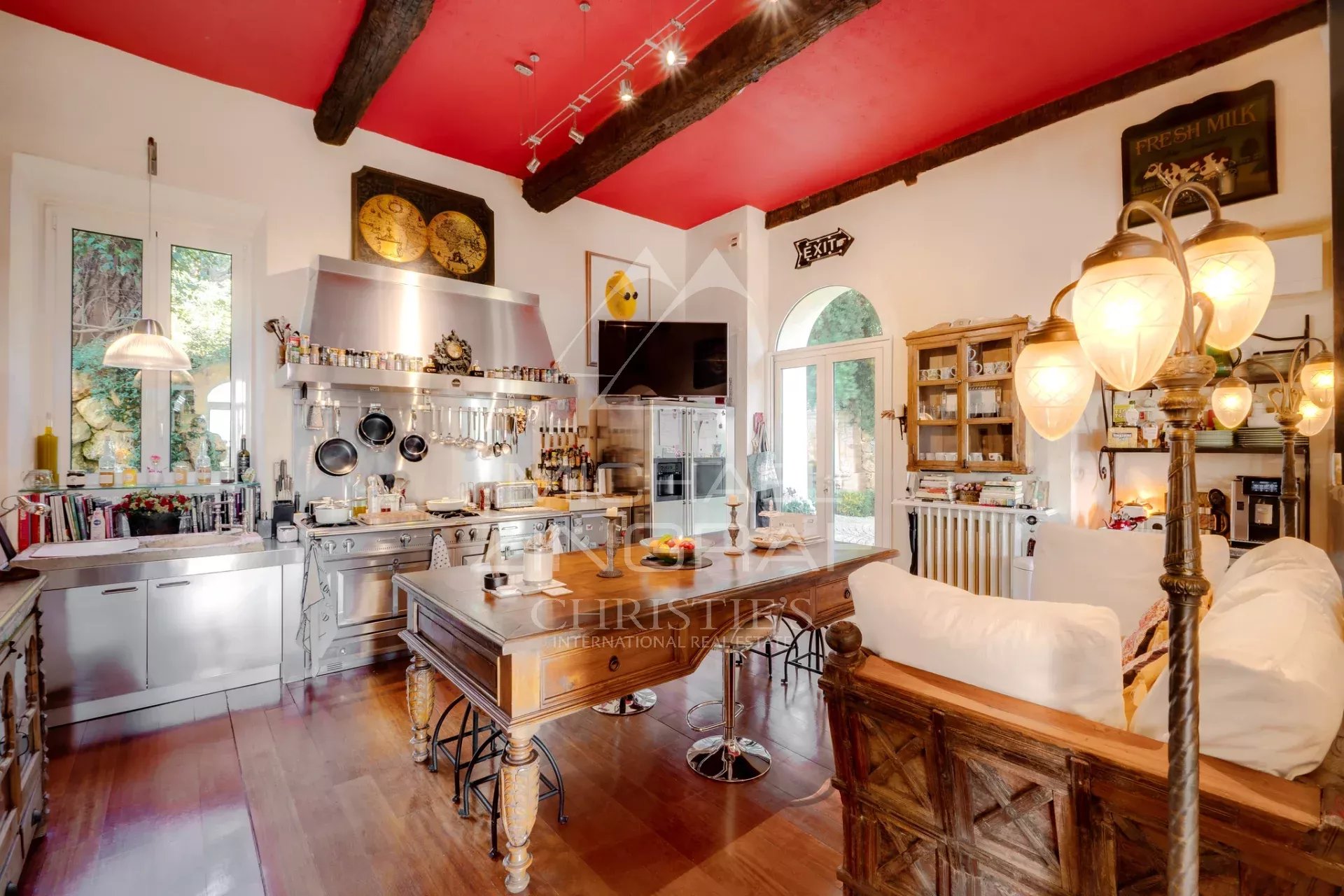 Intérieur d’une villa à Èze-sur-Mer Intérieur d'une villa de style italien à Èze-sur-Mer, avec cuisine ouverte et décoration artistique.