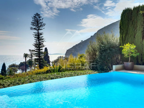 Vue d'une villa de style italien avec piscine à débordement et mer en arrière-plan à Èze-sur-Mer.