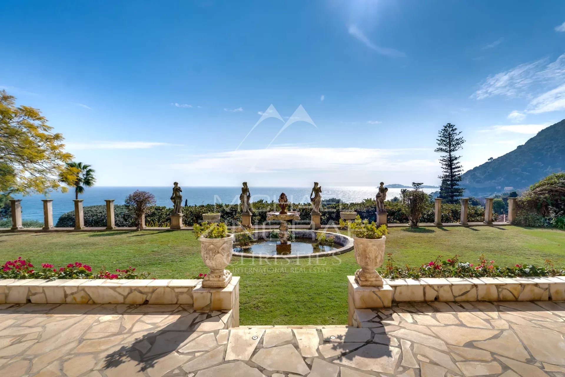 Villa italienne à Èze-sur-Mer Vue depuis une villa de style italien à Èze-sur-Mer, avec jardin et mer en arrière-plan.