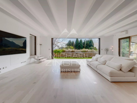 Intérieur d'une villa de style italien à Èze-sur-Mer, avec un salon spacieux et lumineux.