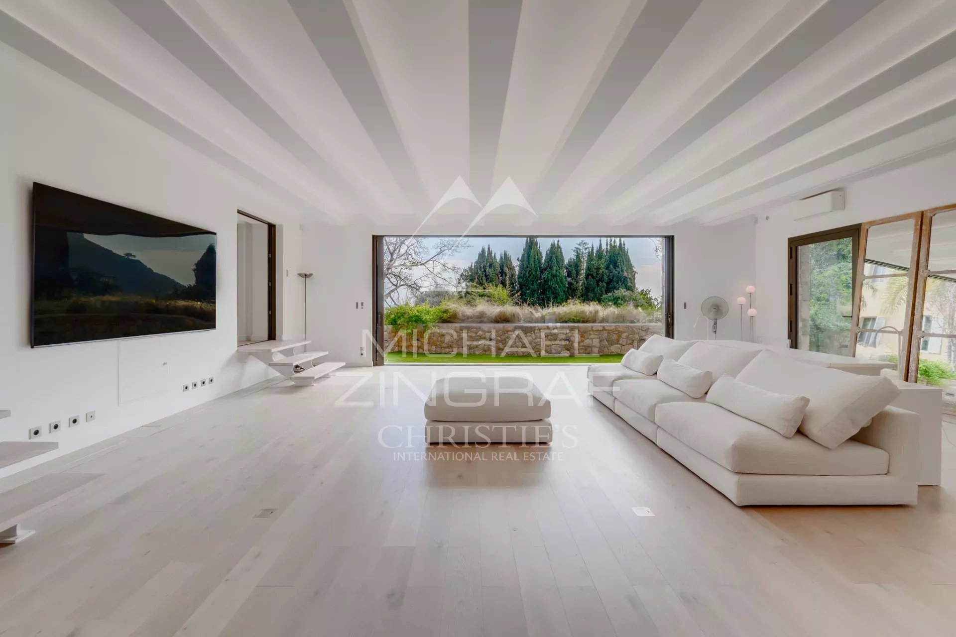 Intérieur d’une villa à Èze-sur-Mer Intérieur d'une villa de style italien à Èze-sur-Mer, avec un salon spacieux et lumineux.