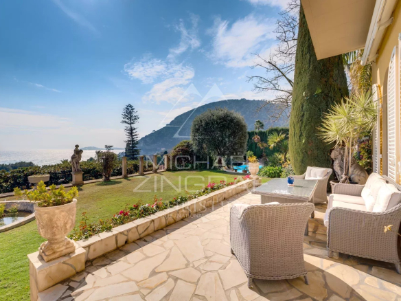 Terrasse d'une villa de style italien à Èze-sur-Mer avec vue sur la mer.