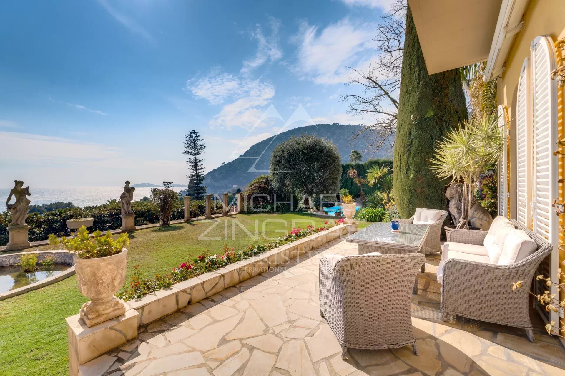 Villa italienne à Èze-sur-Mer Terrasse d'une villa de style italien à Èze-sur-Mer avec vue sur la mer.