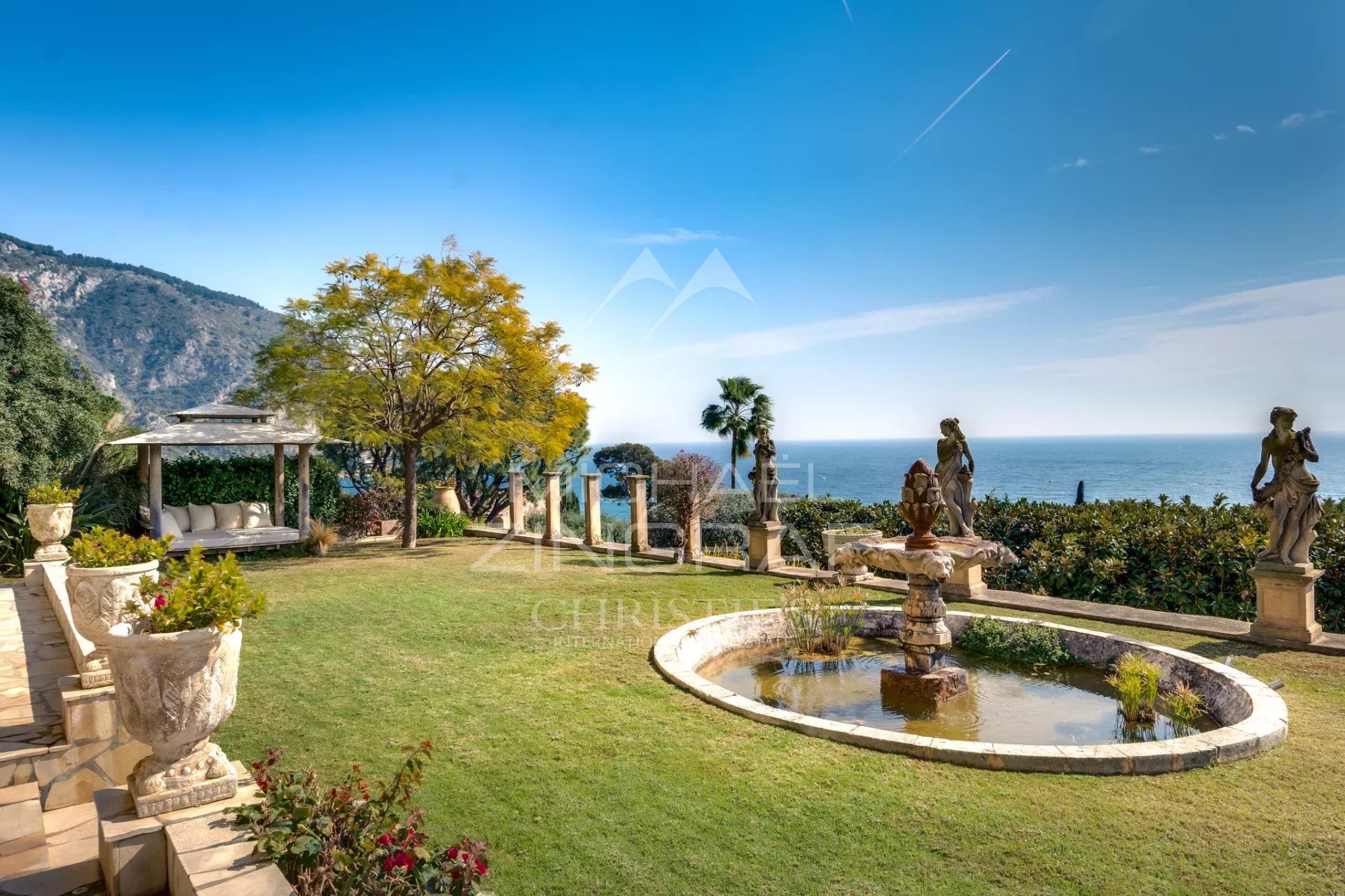 Villa italienne à Èze-sur-Mer Villa de style italien avec jardin et vue sur la mer à Èze-sur-Mer.