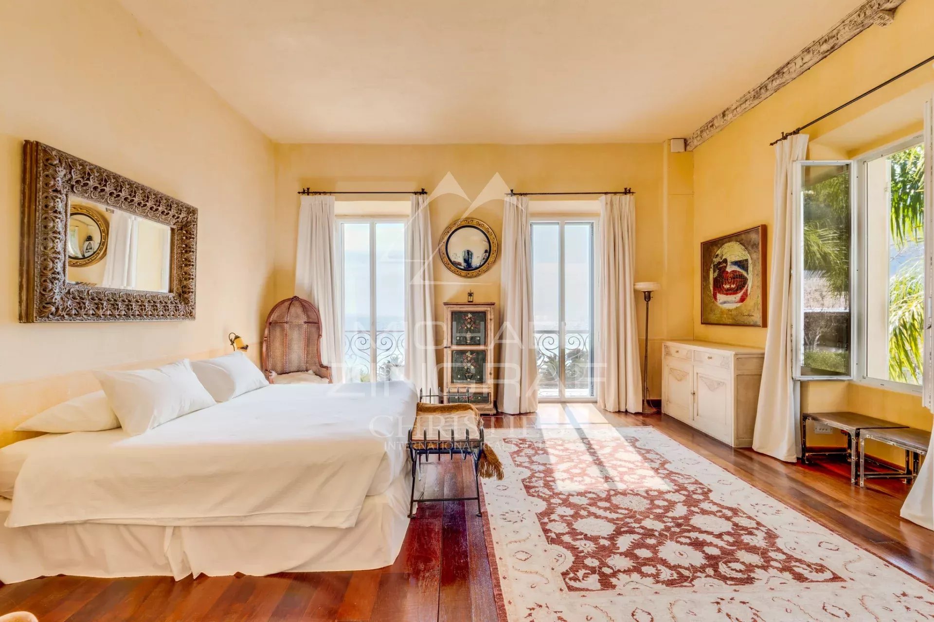 Chambre de villa à Èze-sur-Mer Chambre lumineuse d'une villa italienne à Èze-sur-Mer avec vue sur la mer.