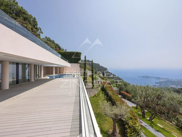 Villa contemporaine avec vue panoramique sur la mer Méditerranée à Villefranche-sur-Mer.