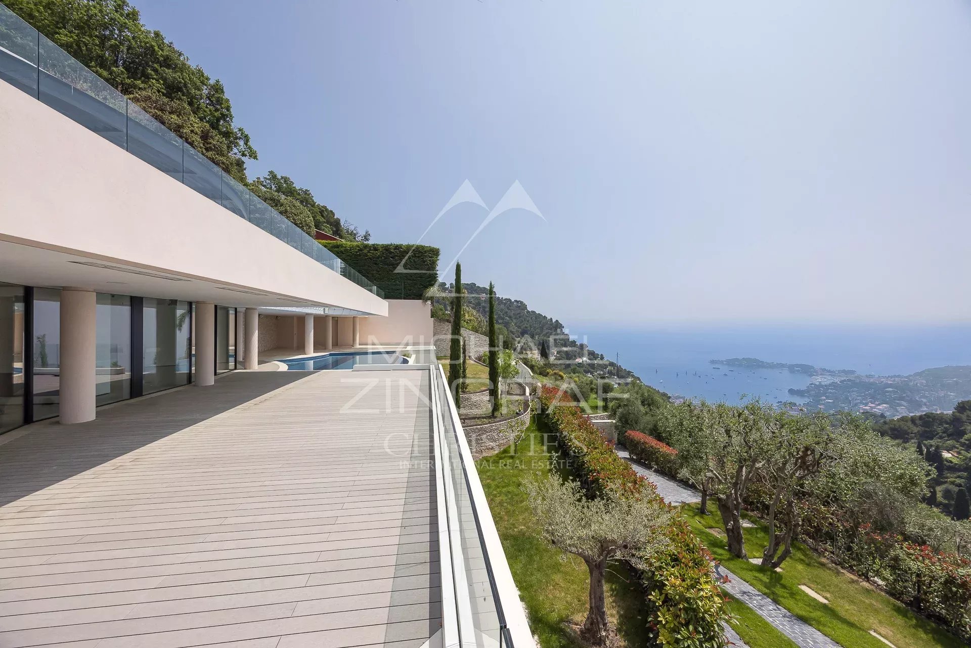 Villa contemporaine avec vue panoramique sur la mer Méditerranée à Villefranche-sur-Mer.