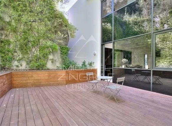 Terrasse en bois d'une villa contemporaine avec vue sur la mer à Villefranche-sur-Mer.