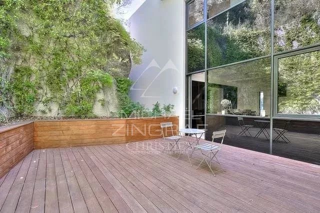 Terrasse en bois d'une villa contemporaine avec vue sur la mer à Villefranche-sur-Mer.