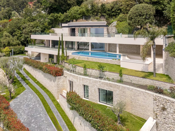 Villa contemporaine à Villefranche-sur-Mer avec vue sur la mer et architecture moderne.