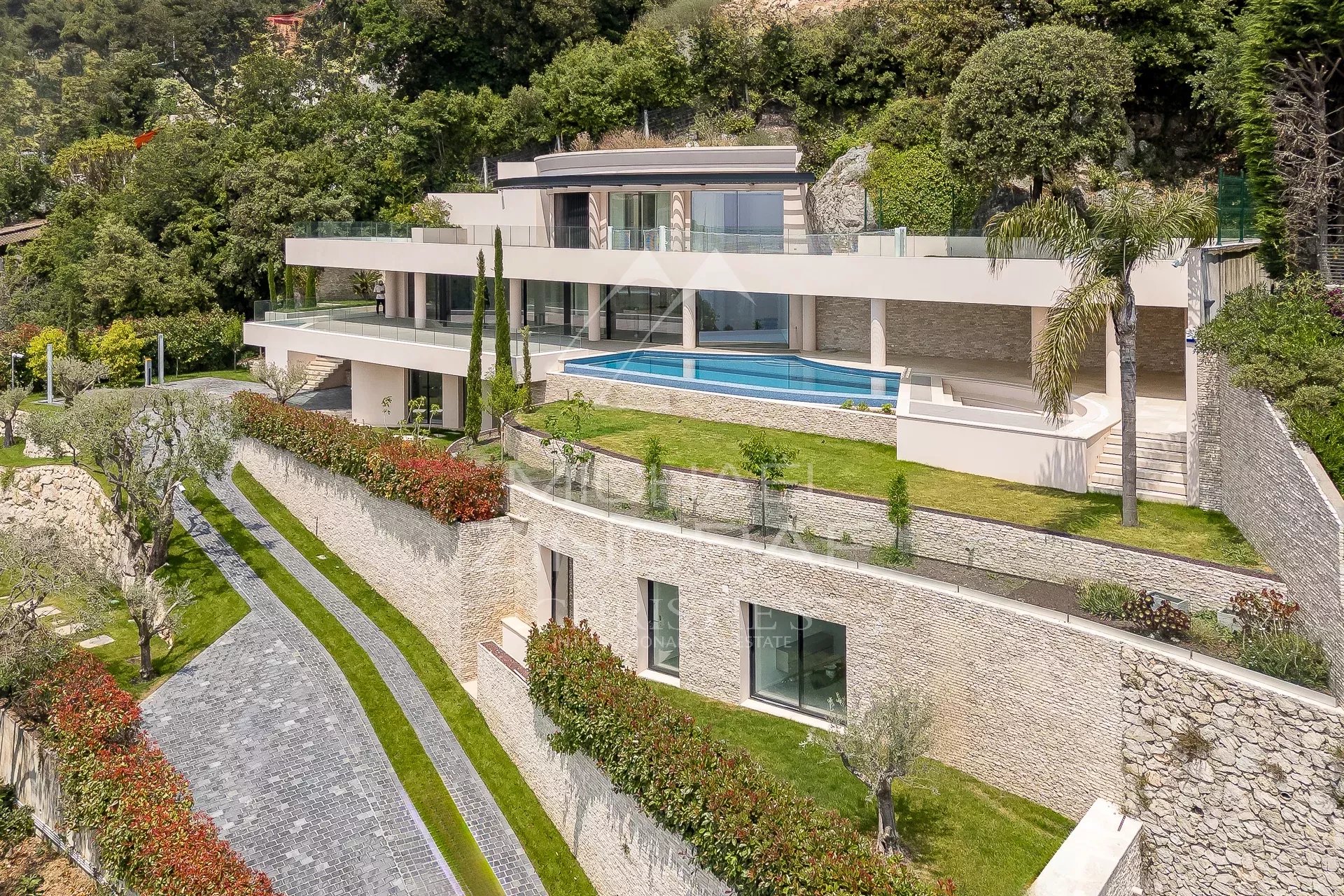 Villa contemporaine à Villefranche-sur-Mer avec vue sur la mer et architecture moderne.